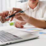 Collaborative process of multicultural businesspeople using lapt