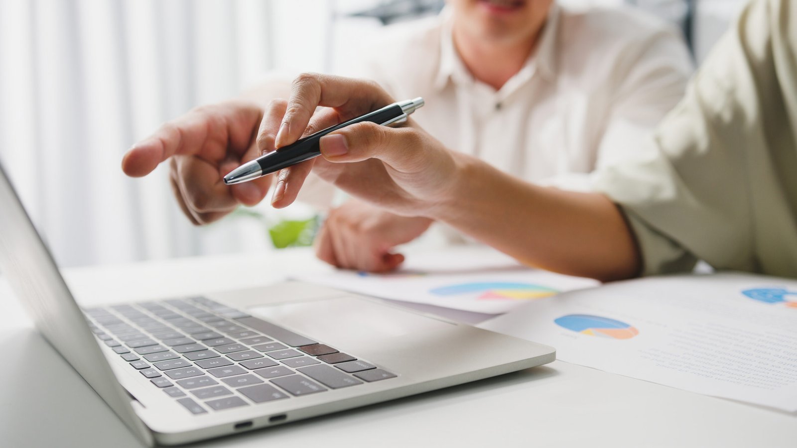 Collaborative process of multicultural businesspeople using lapt